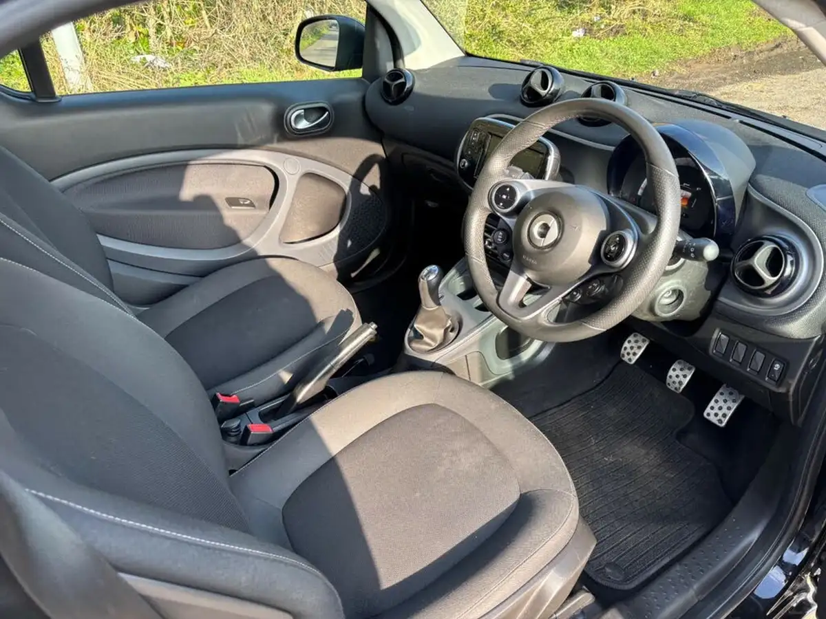 2019-smart-fortwo-10-urban-shadow-edition-big-23