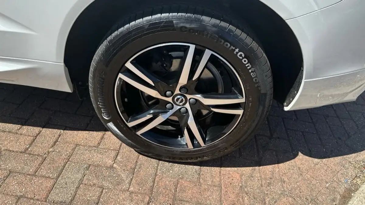 2022-volvo-xc60-20-b5-r-design-big-41