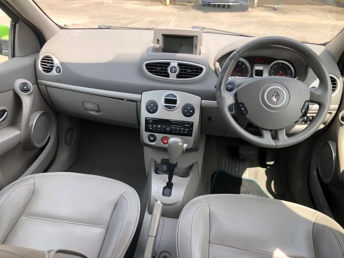 2010-renault-clio-16-initiale-tomtom-big-6