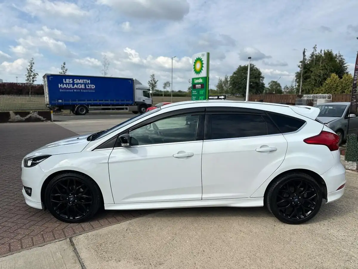 2015-ford-focus-15tdci-titanium-hatchback-big-7