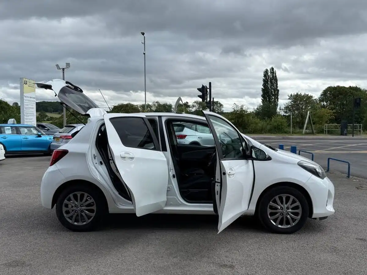 2016-toyota-yaris-133-icon-vvt-i-5d-big-9