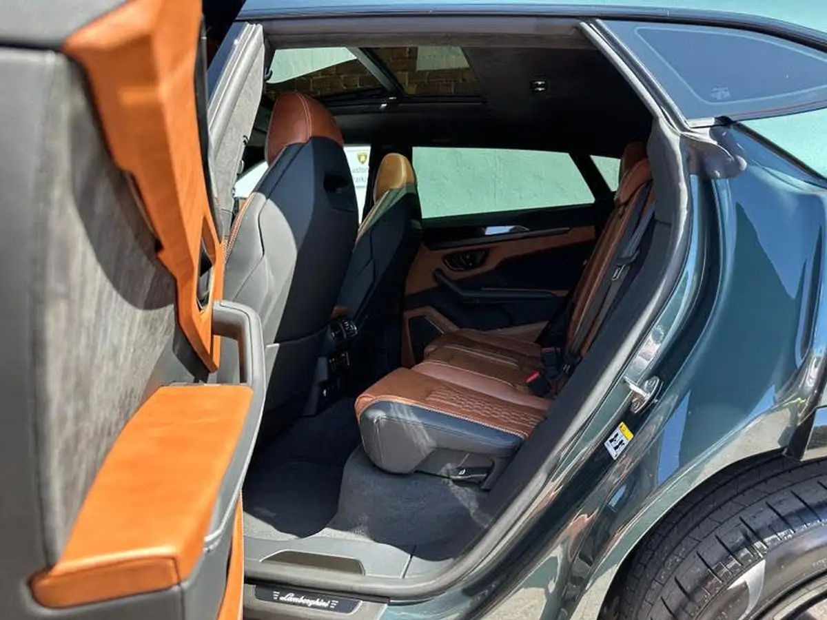2023-lamborghini-urus-40-no-trim-big-10