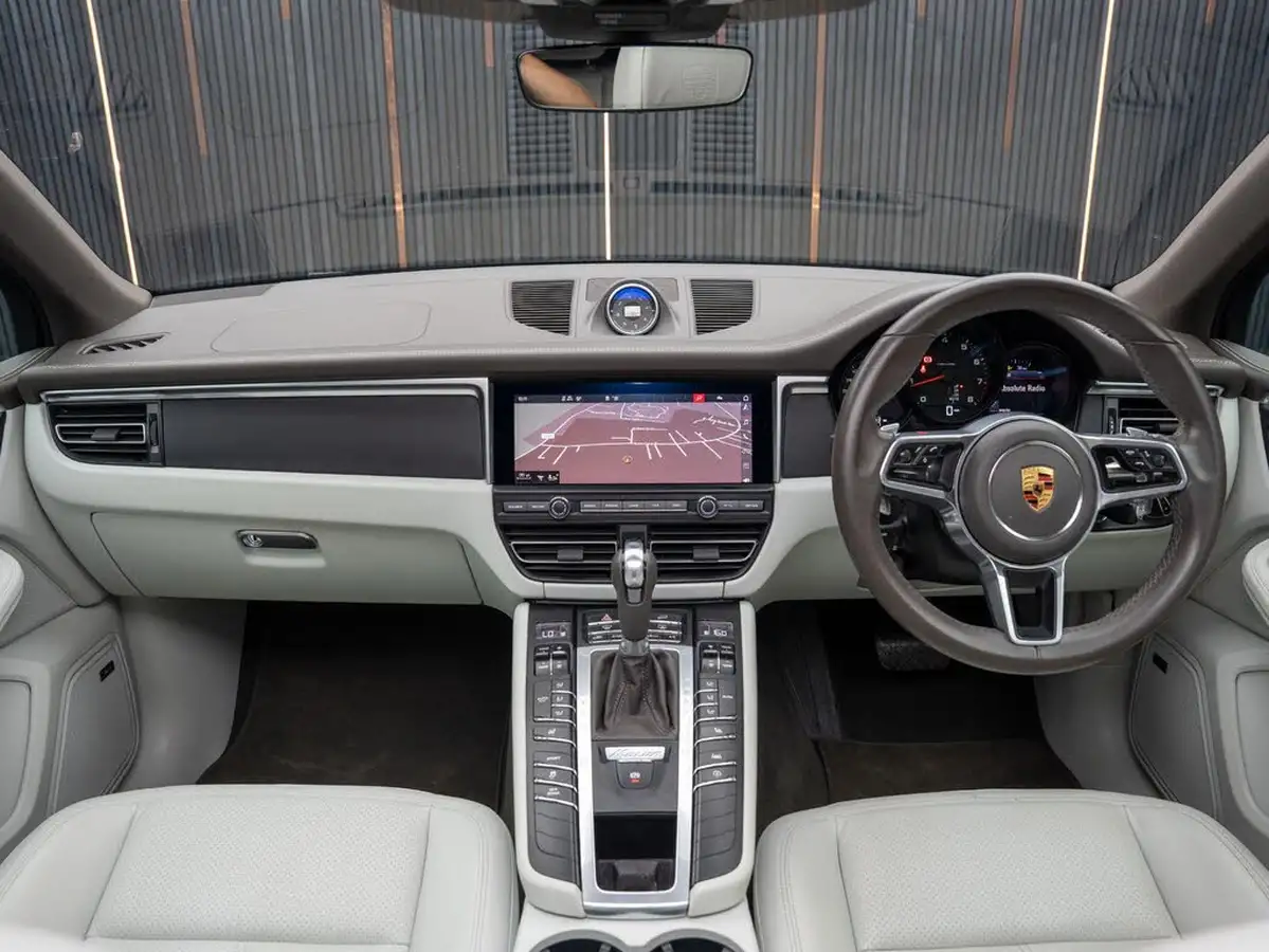 2021-porsche-macan-20-245ps-big-35