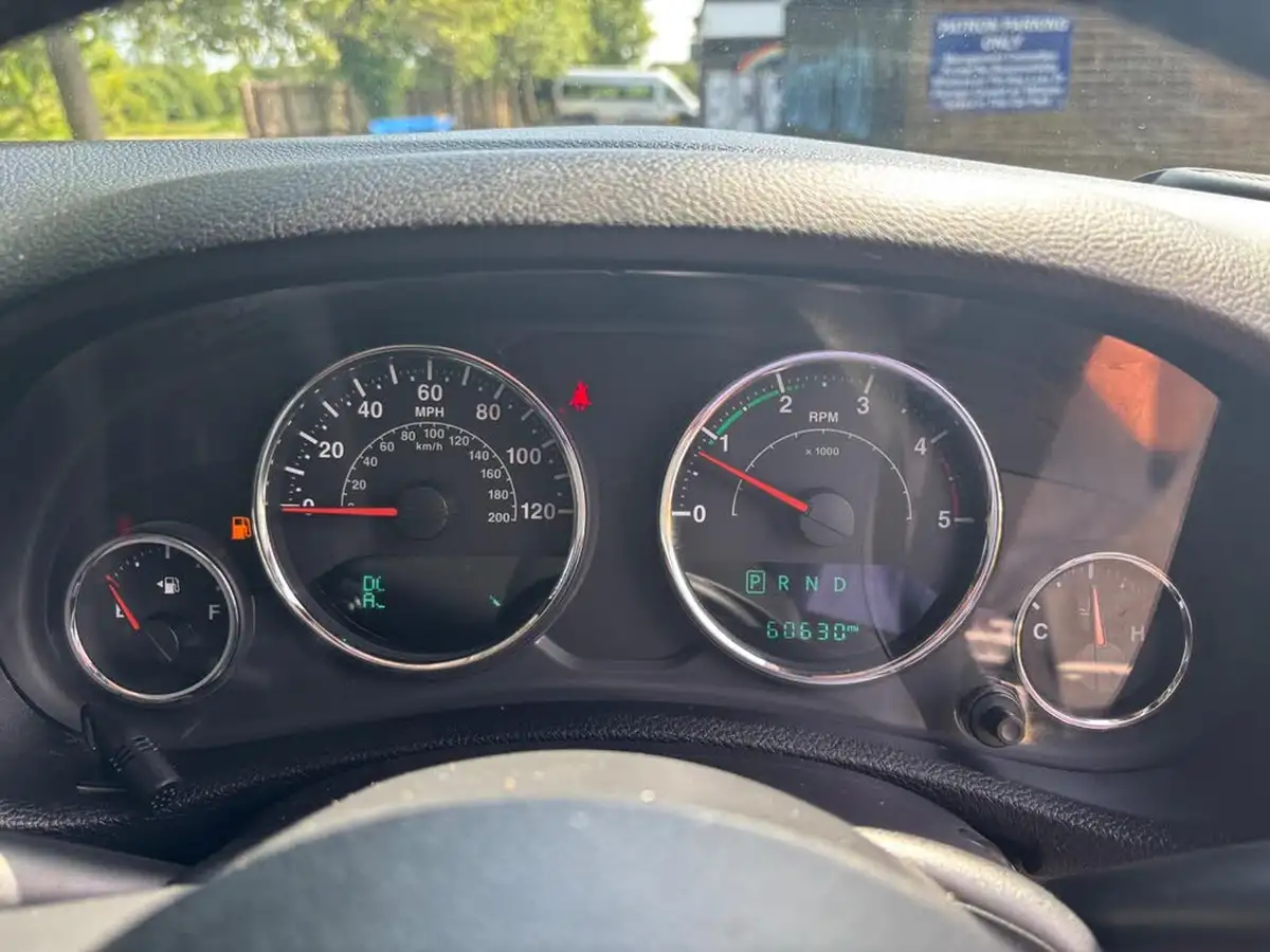 2015-jeep-wrangler-28crd-sahara-5d-big-15