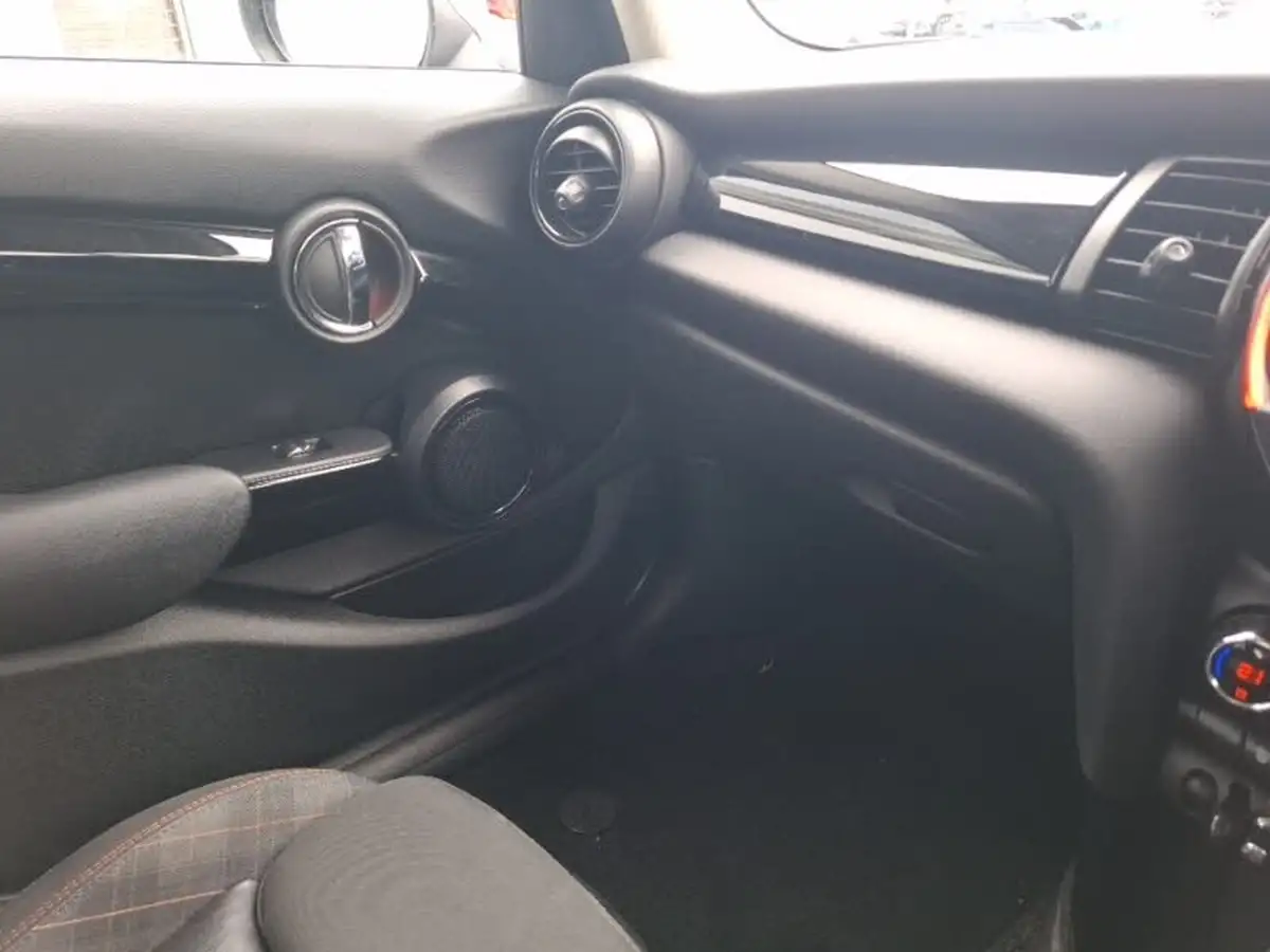 2017-mini-cooper-15-cooper-seven-5d-big-16