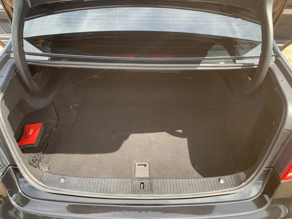 2014-mercedes-benz-e-class-21td-e300-se-saloon-4d-big-47