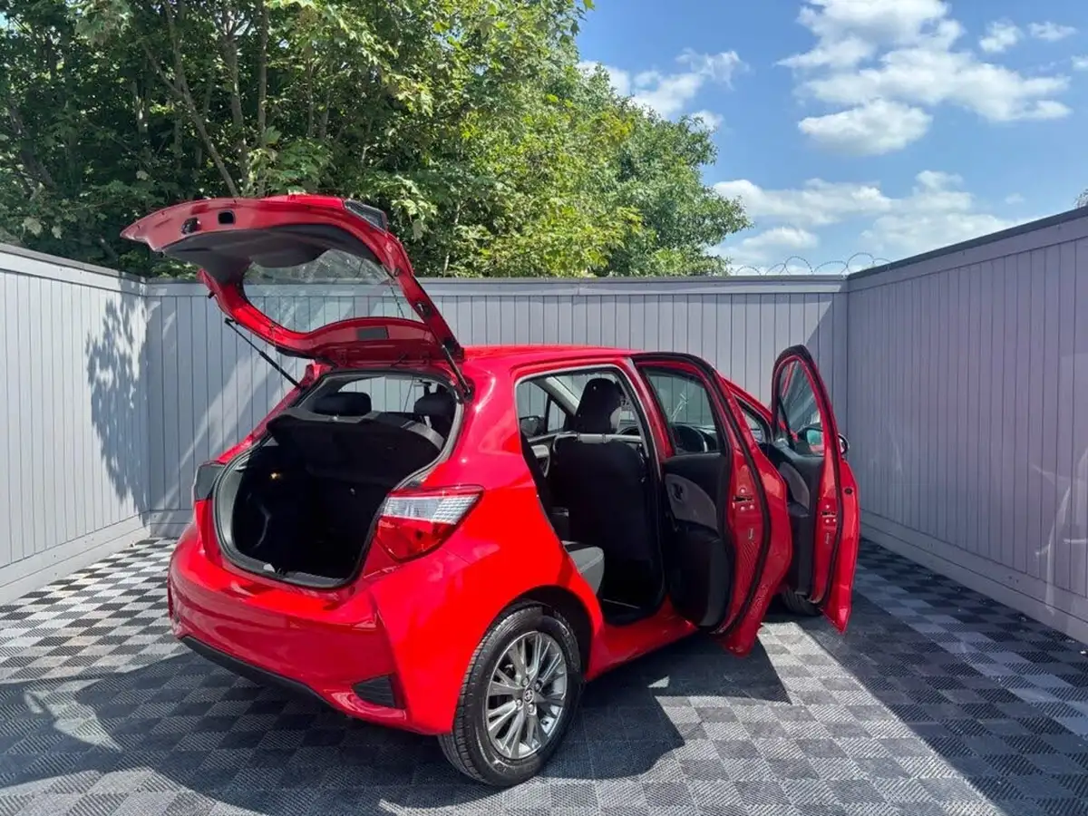 2017-toyota-yaris-15-vvt-i-icon-navi-big-12
