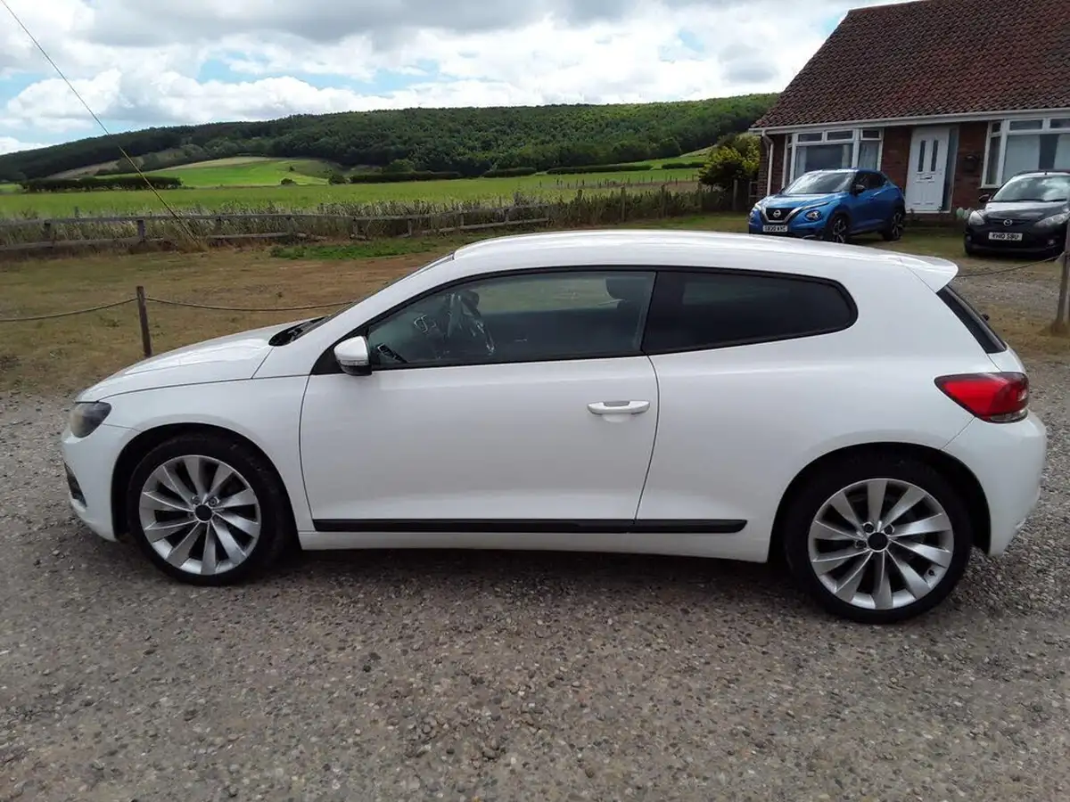 2011-volkswagen-scirocco-20td-gt-170ps-cr-dsg-big-3