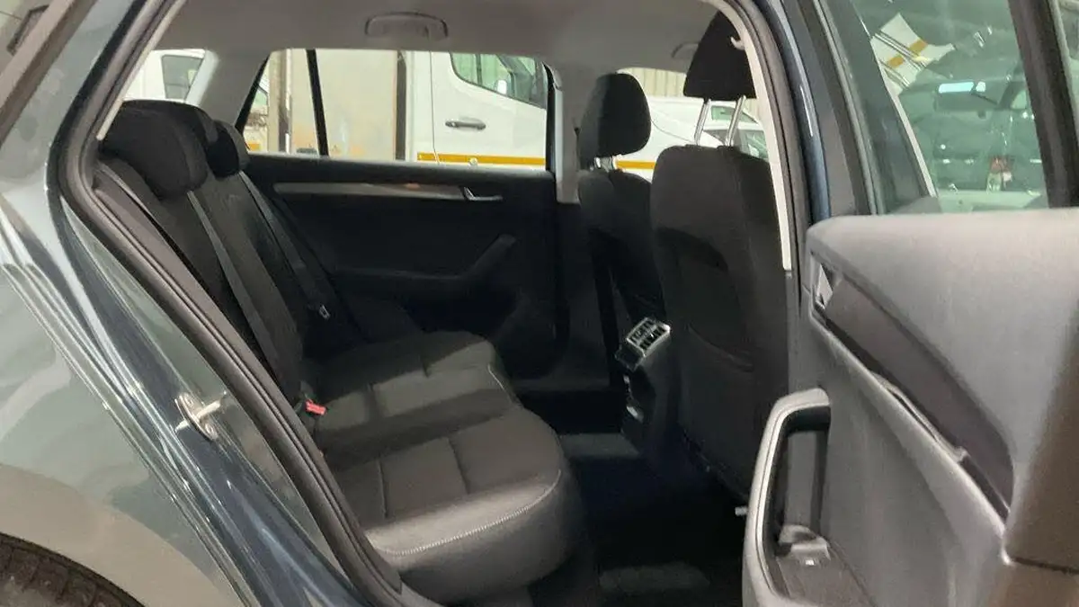 2019-skoda-superb-16tdi-s-ss-estate-big-10