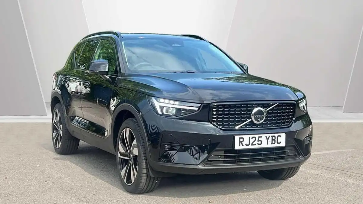 2025-volvo-xc40-20-b4-ultra-bright-big-0