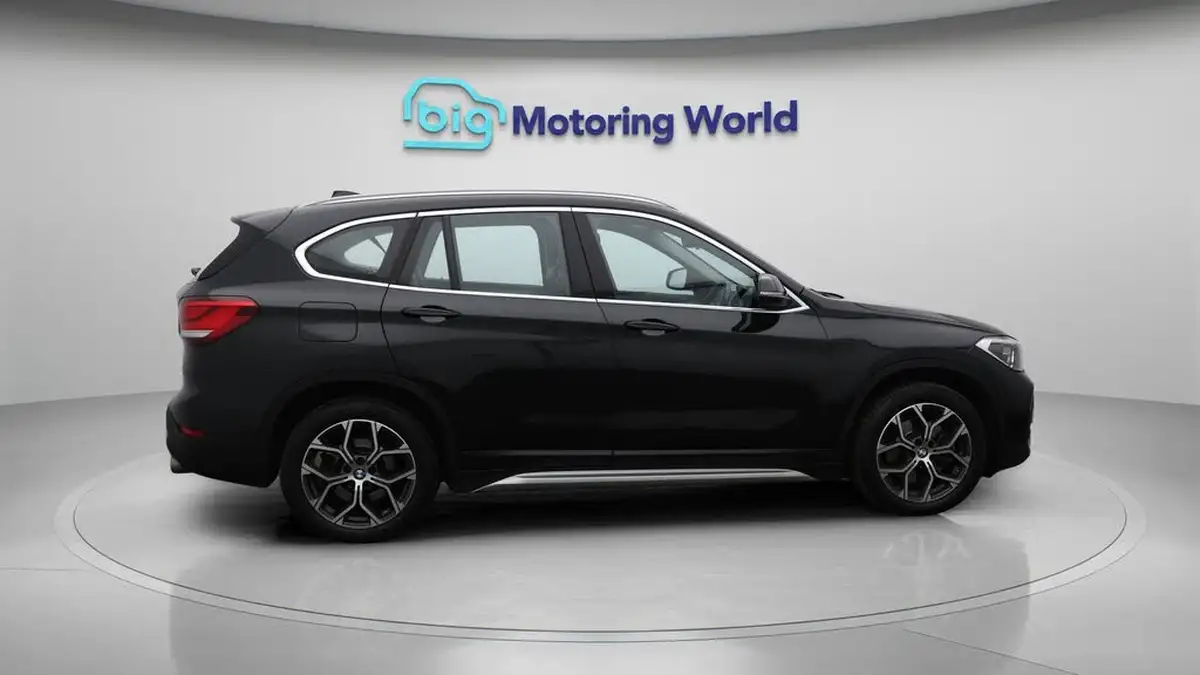 2021-bmw-x1-20-sdrive20i-xline-big-8