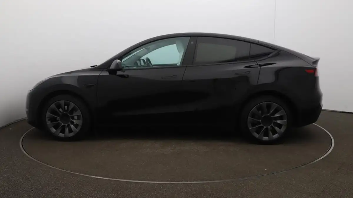 2022-tesla-model-y-e-long-range-big-64