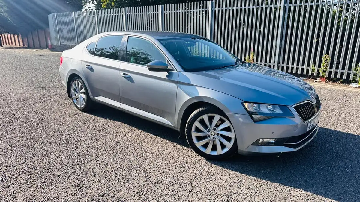 2016-skoda-superb-20tdi-se-business-hatchback-dsg-big-6