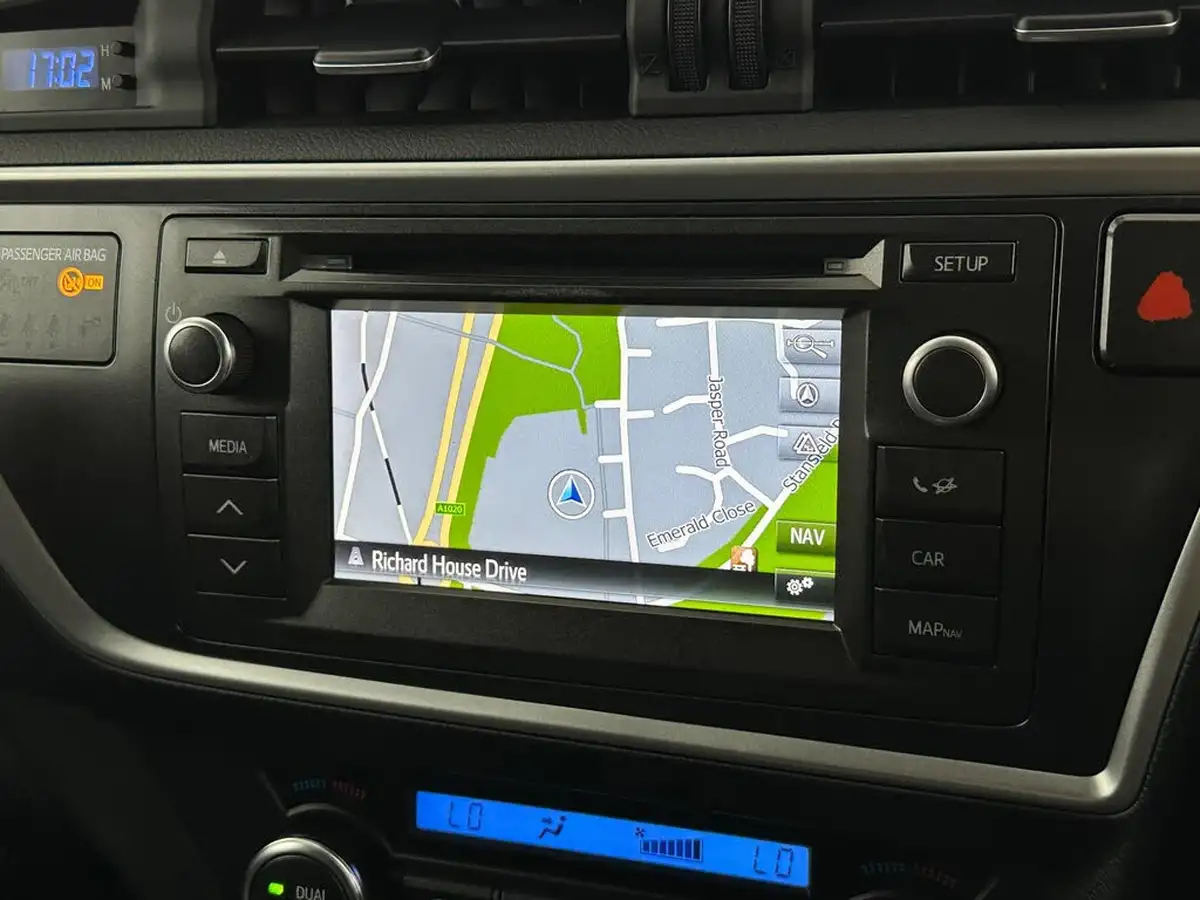 2014-toyota-auris-16-excel-hatchback-big-22