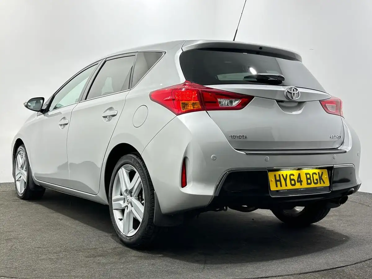 2014-toyota-auris-16-excel-hatchback-big-46