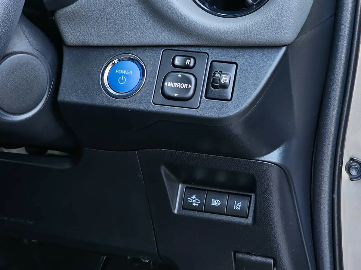 2019-toyota-yaris-15-vvt-i-icon-tech-98bhp-hybrid-1497cc-e-cvt-big-24
