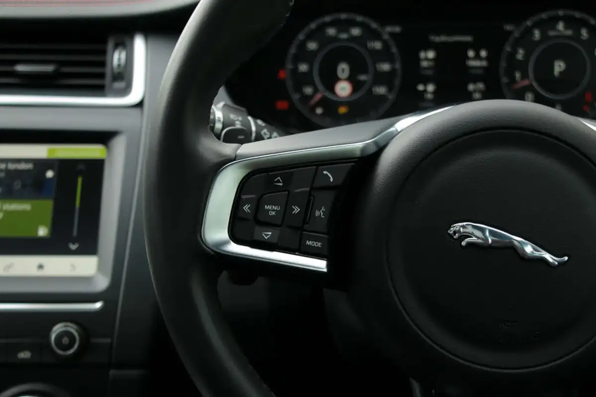 2020-jaguar-e-pace-20-i4-chequered-flag-200ps-big-65