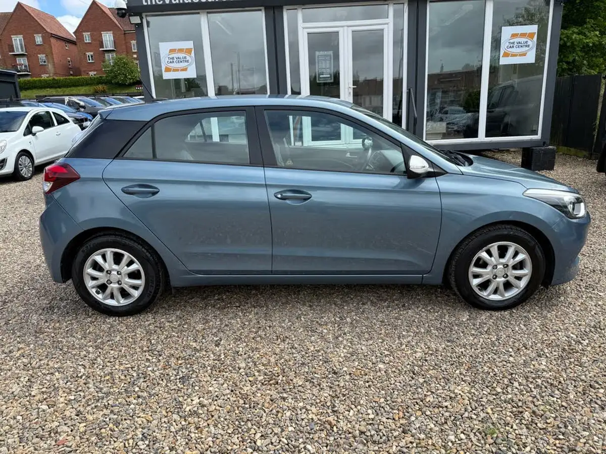 2016-hyundai-i20-12-se-hatchback-5d-big-1