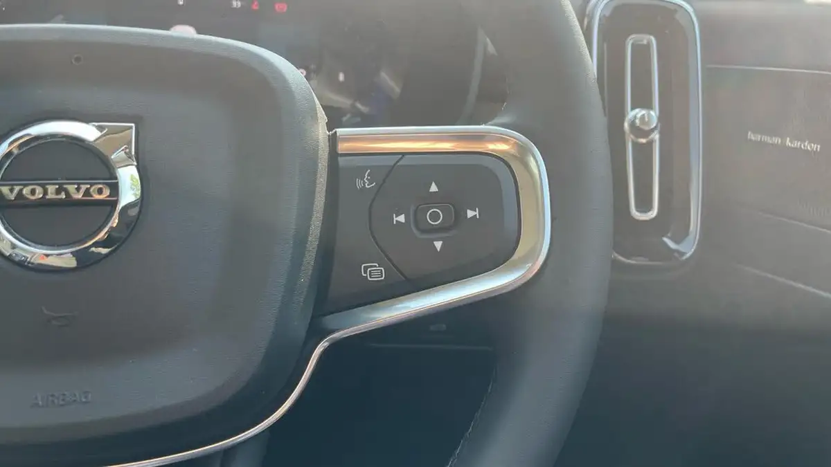 2025-volvo-xc40-20-b4-ultra-dark-big-20