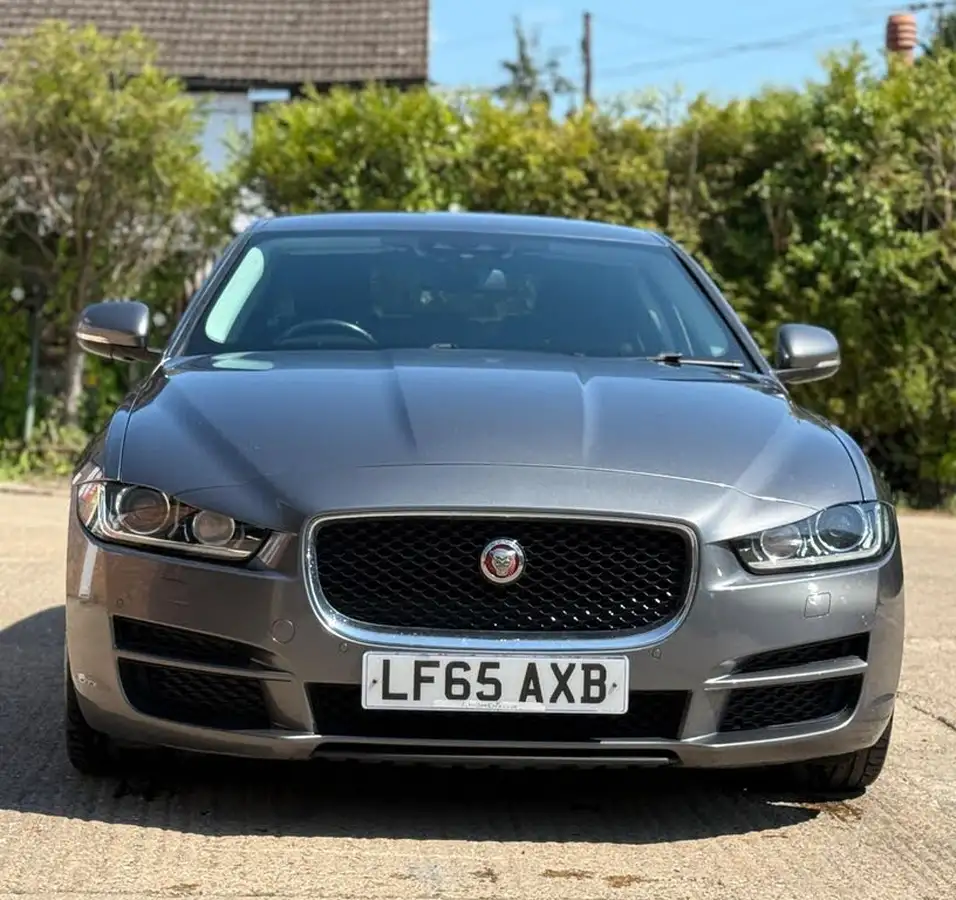 2016-jaguar-xe-20td-portfolio-180ps-big-2