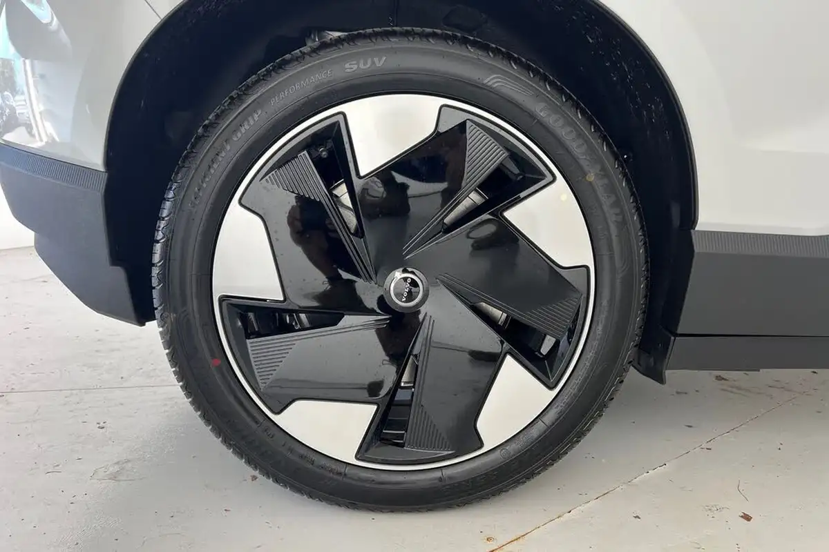 2025-volvo-ex30-e-single-motor-plus-extended-range-big-22