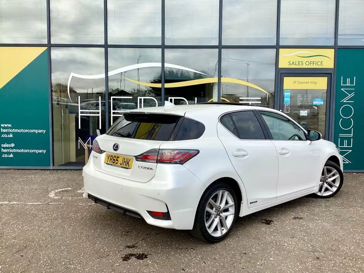 2015-lexus-ct-200h-18-advance-plus-big-9