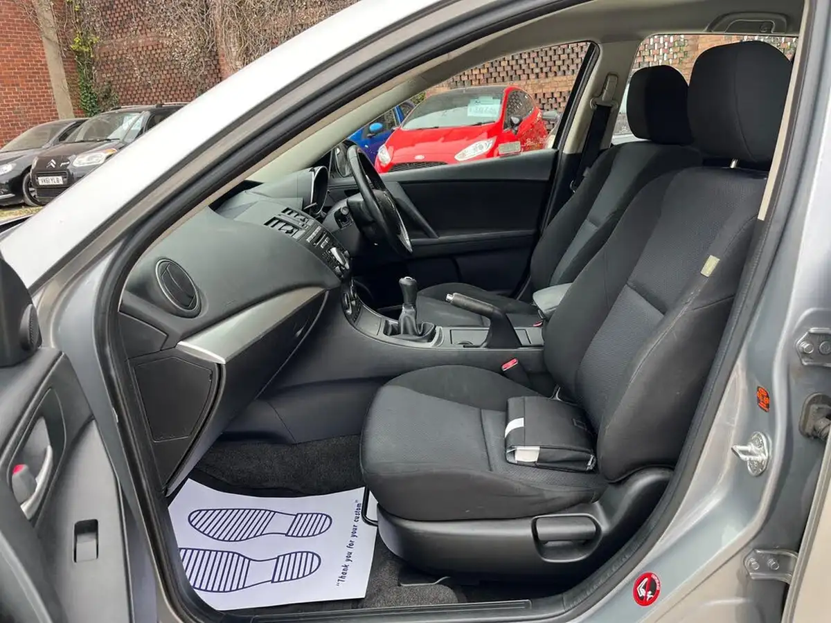 2011-mazda-mazda3-16td-ts2-nav-big-30