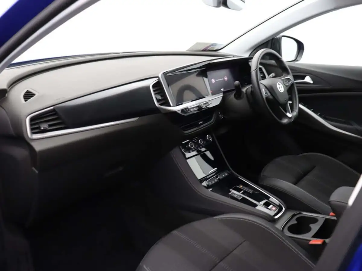 2023-vauxhall-grandland-16-gs-225ps-big-18