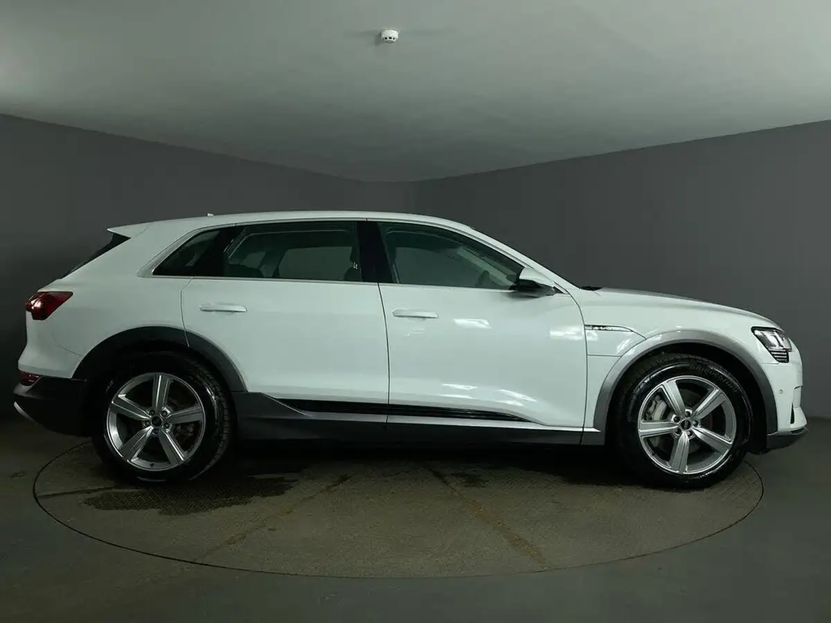 2022-audi-e-tron-55e-technik-station-wagon-big-8