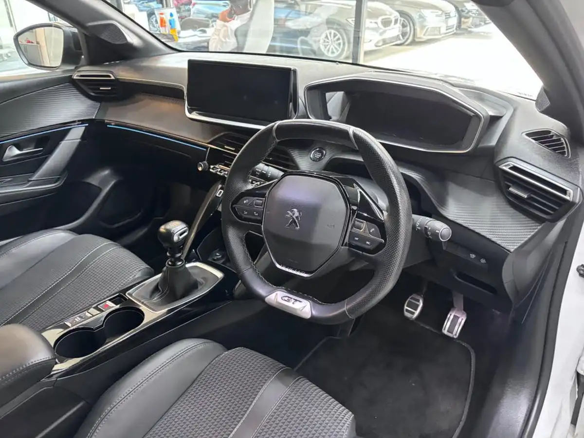 2022-peugeot-208-12-puretech-gt-100ps-big-32