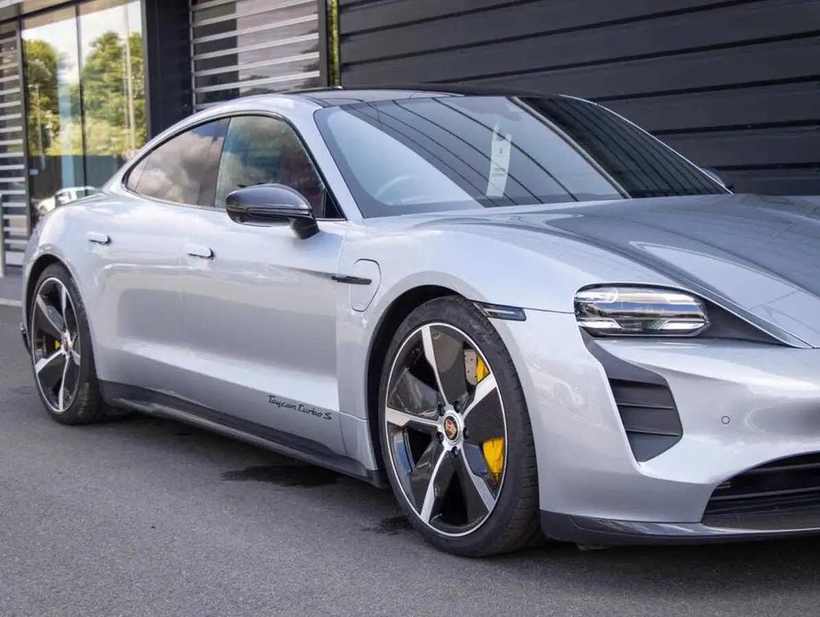 2020-porsche-taycan-e-turbo-s-big-16