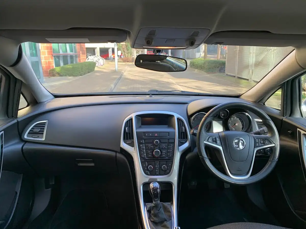 2013-vauxhall-astra-14-sri-turbo-140ps-1364cc-big-13