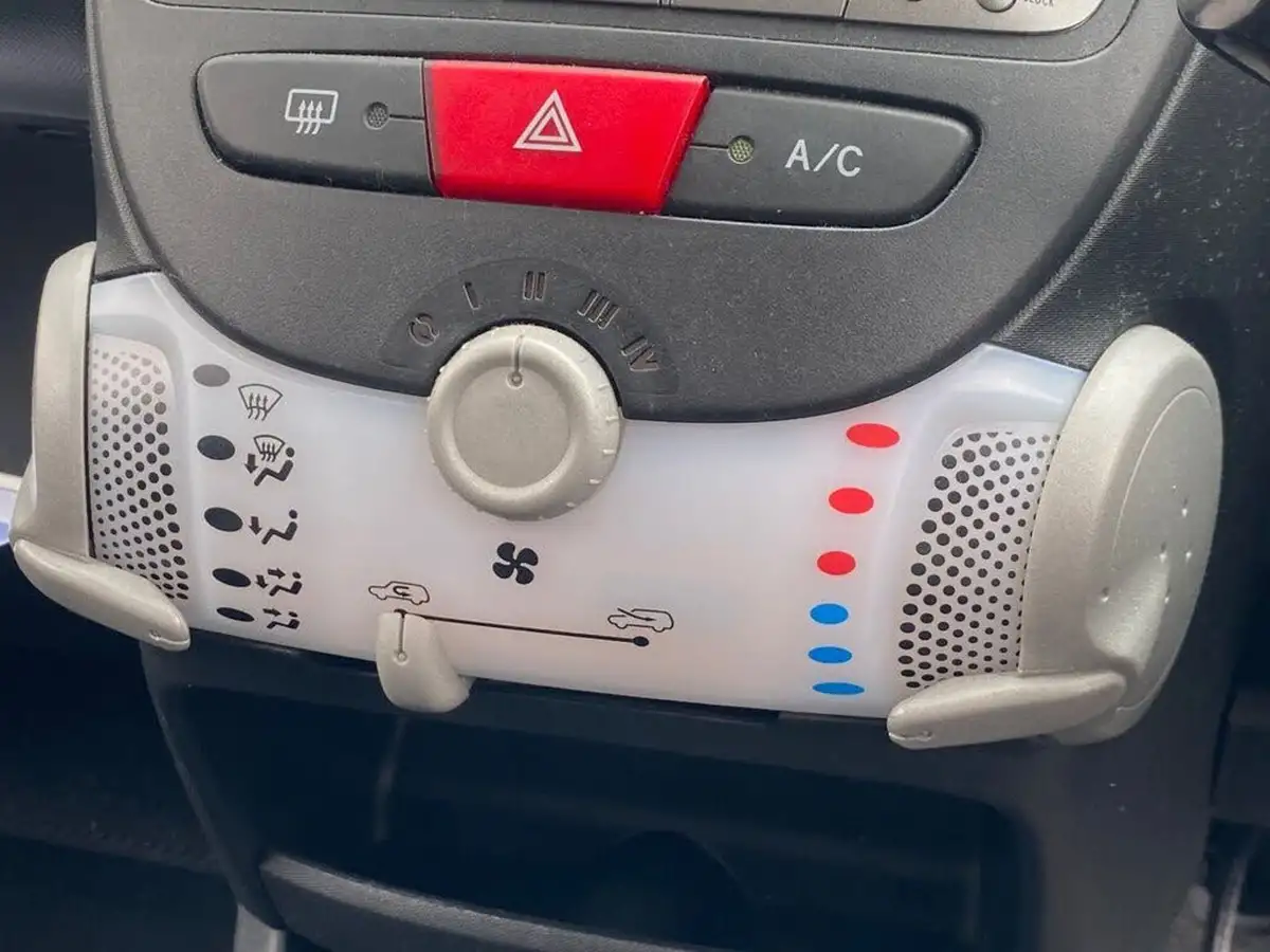 2012-toyota-aygo-10-aygo-fire-5d-big-37