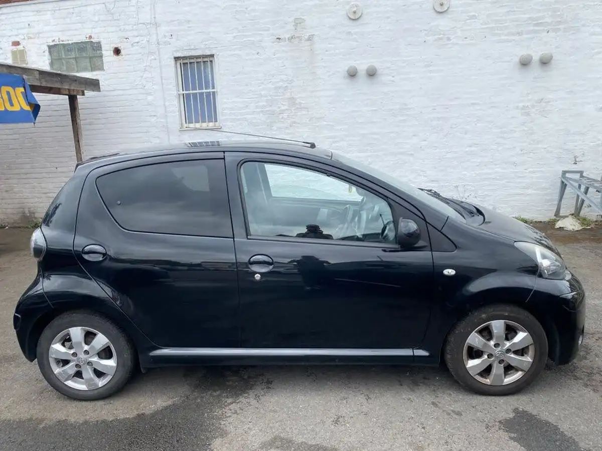 2012-toyota-aygo-10-aygo-fire-5d-big-9