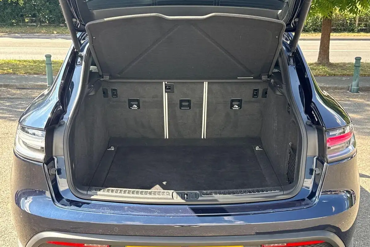 2022-porsche-macan-20-big-15