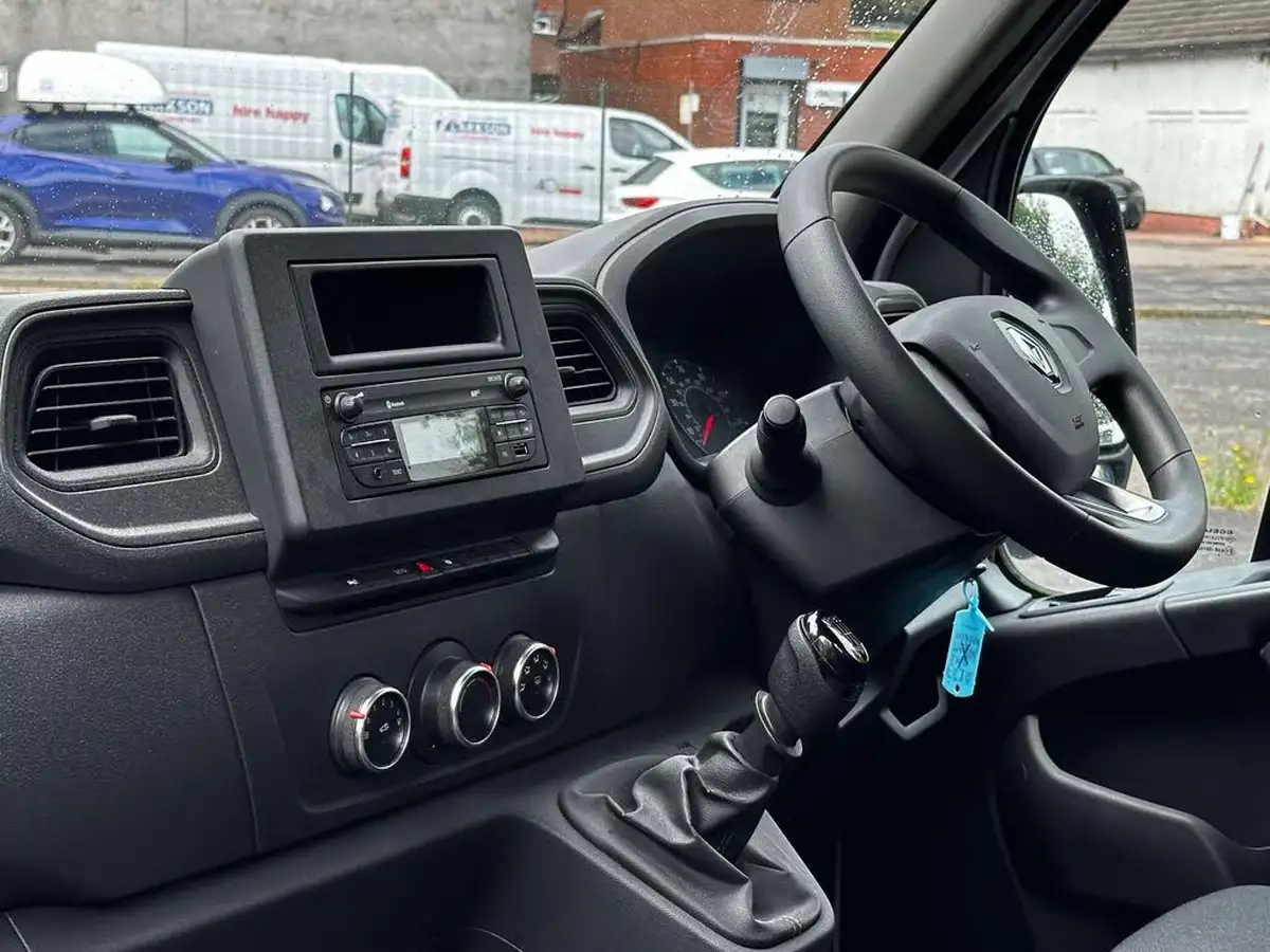 2020-renault-master-23dci-lm35-135-business-panel-big-15
