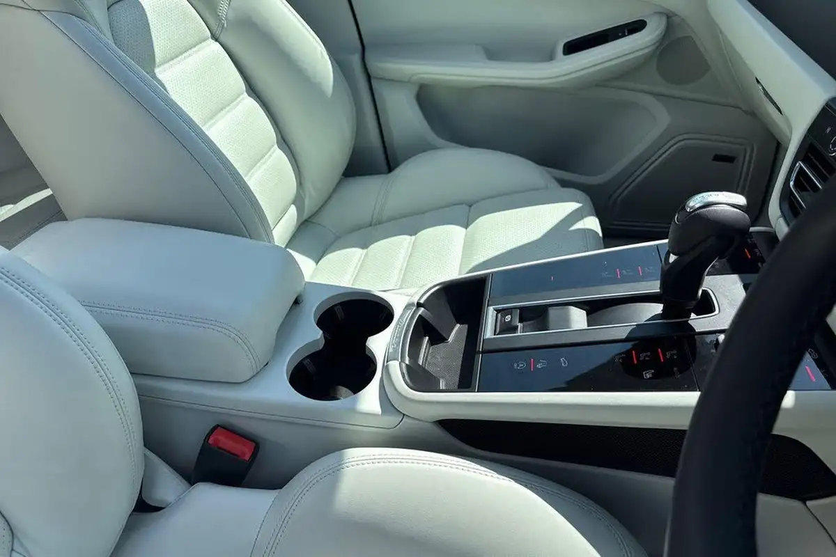 2022-porsche-macan-20-big-39
