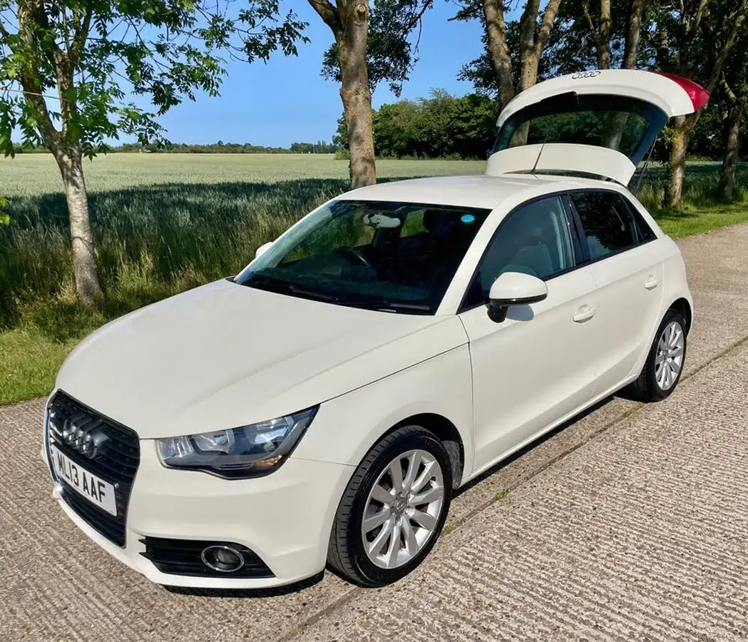 2013-audi-a1-12-sportback-5d-big-10