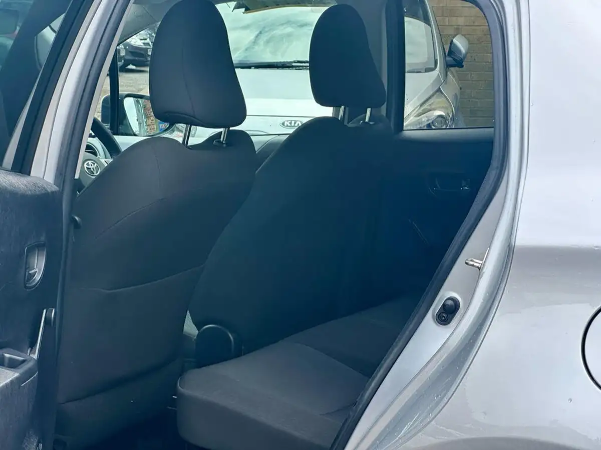 2012-toyota-yaris-15-vvt-i-t4-big-14