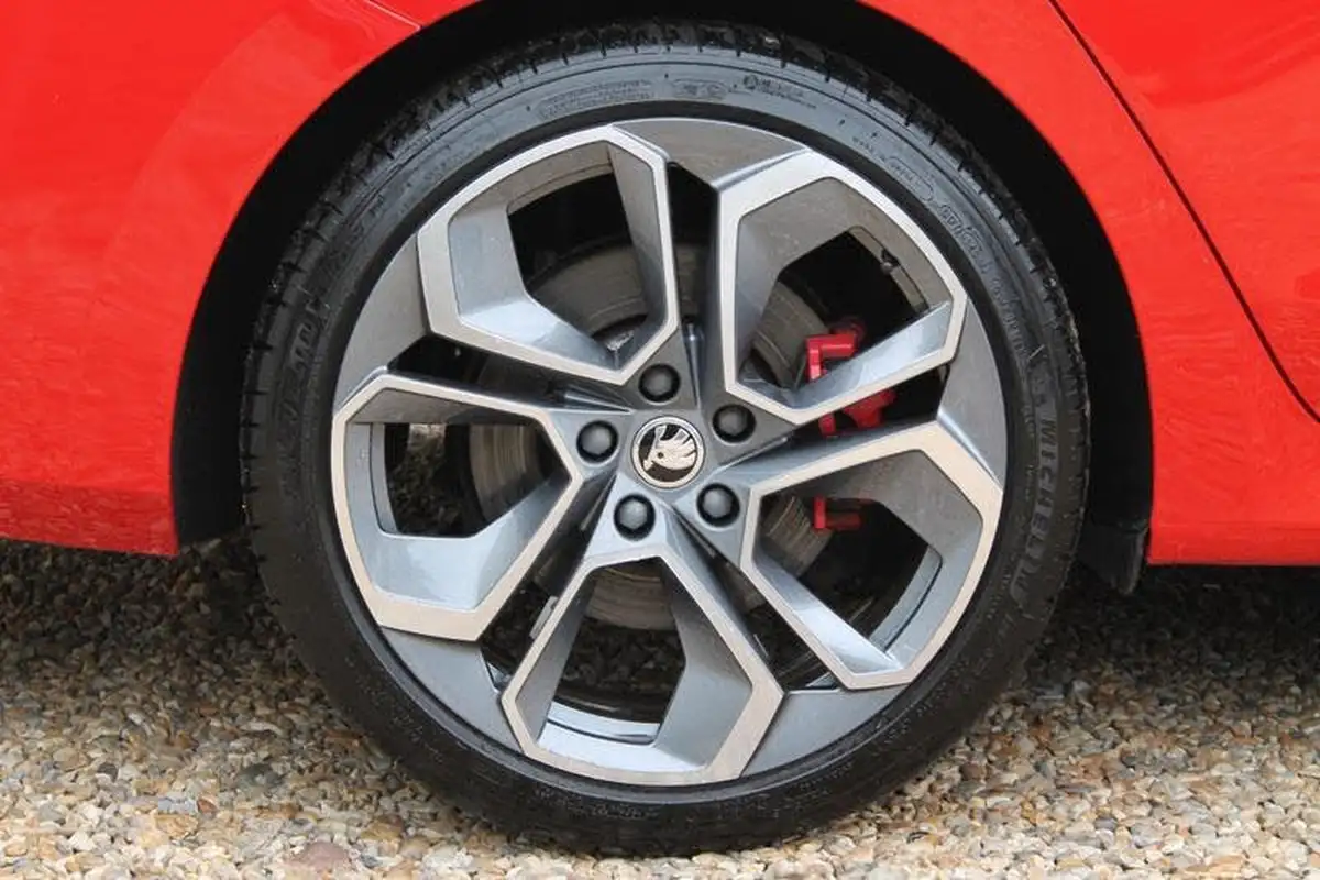 2021-skoda-octavia-20-tsi-vrs-estate-big-29