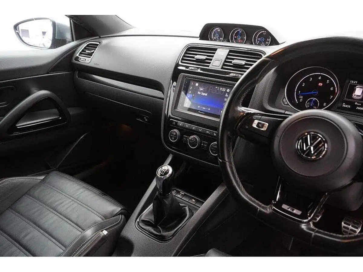 2017-volkswagen-scirocco-20-tsi-r-bmt-big-28
