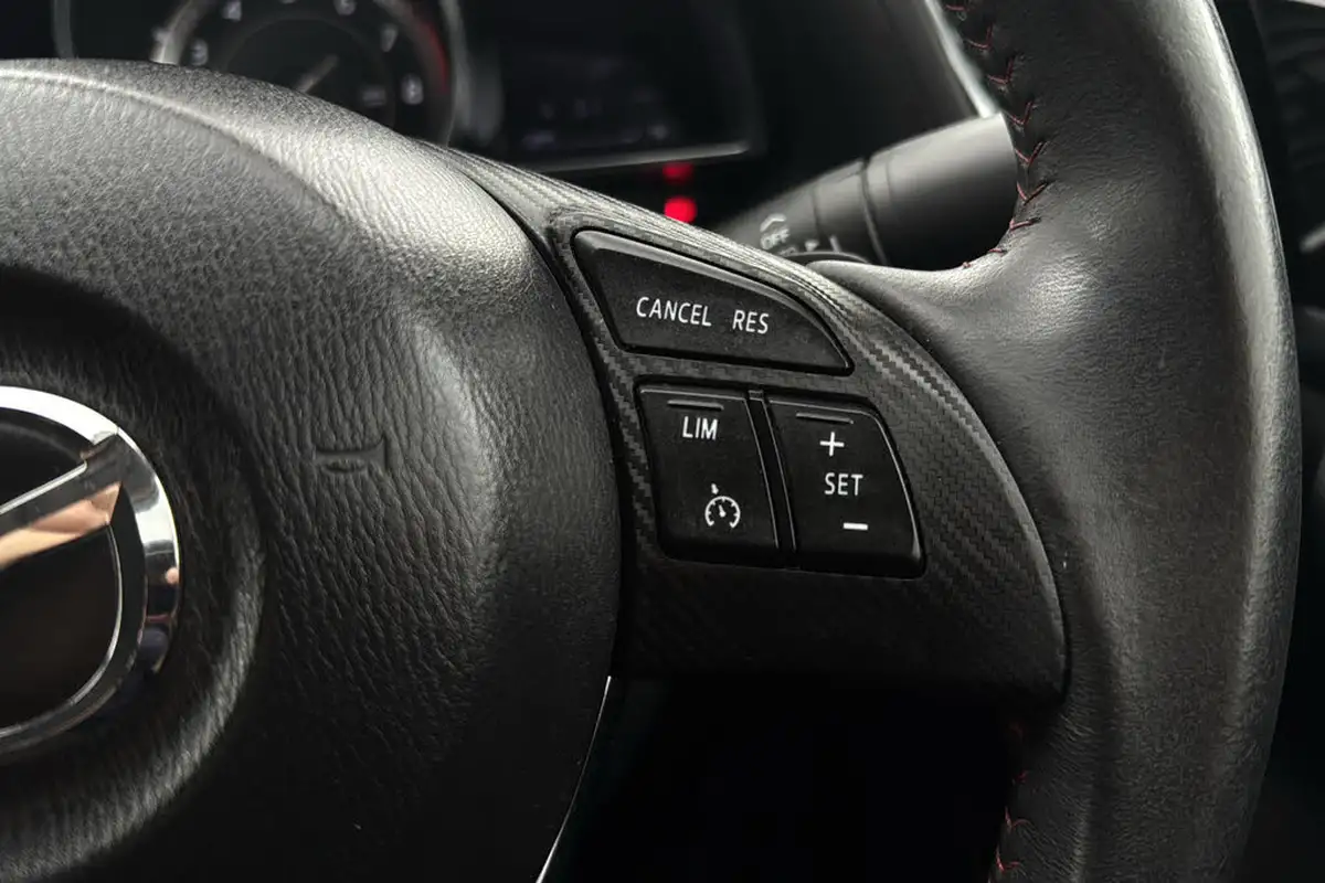 2015-mazda-mazda3-20-sport-nav-120ps-fastback-4d-auto-big-17