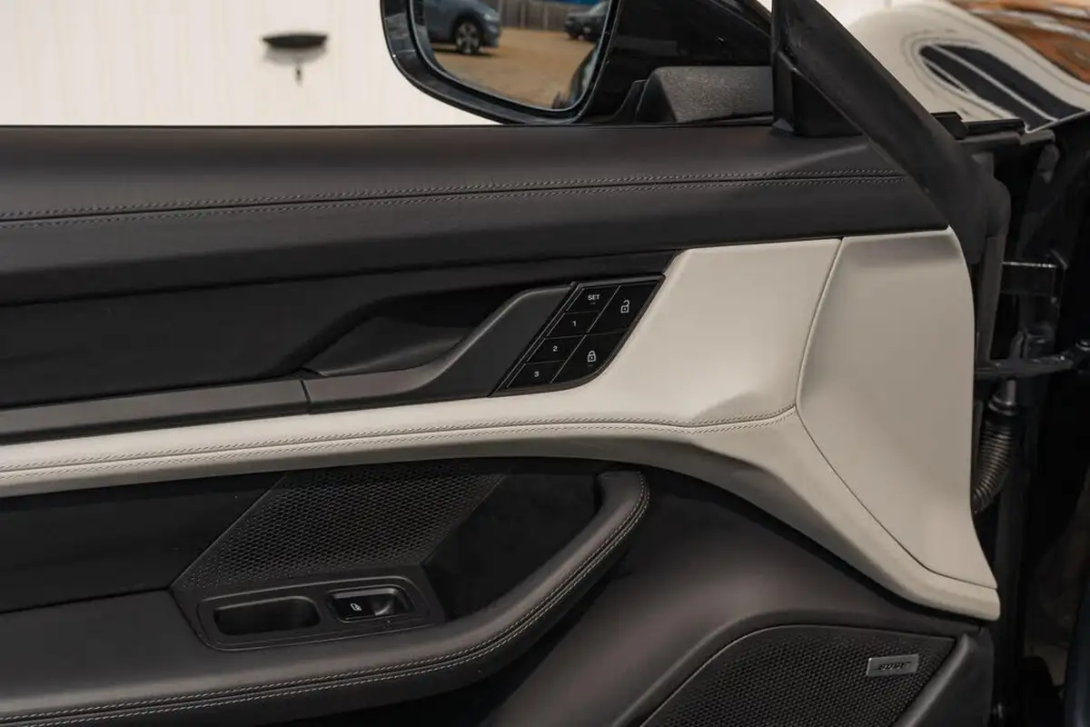 2021-porsche-taycan-e-base-476ps-performance-battery-plus-big-33