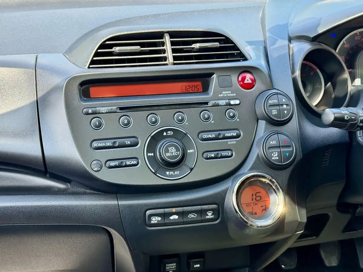 2014-honda-jazz-14-ex-big-17