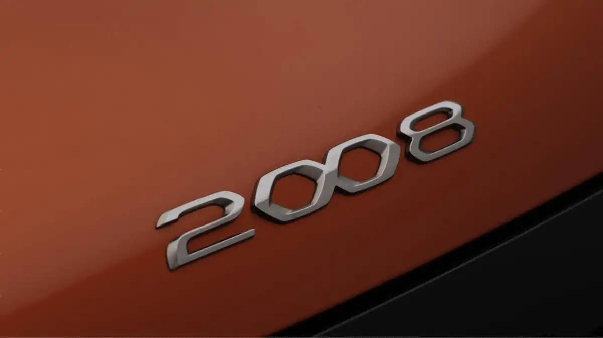 2022-peugeot-2008-suv-12-puretech-gt-big-21