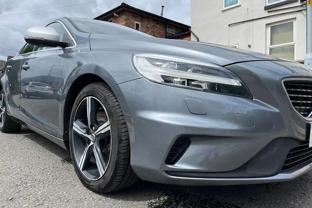 2016-volvo-v40-20-t2-r-design-nav-plus-big-25