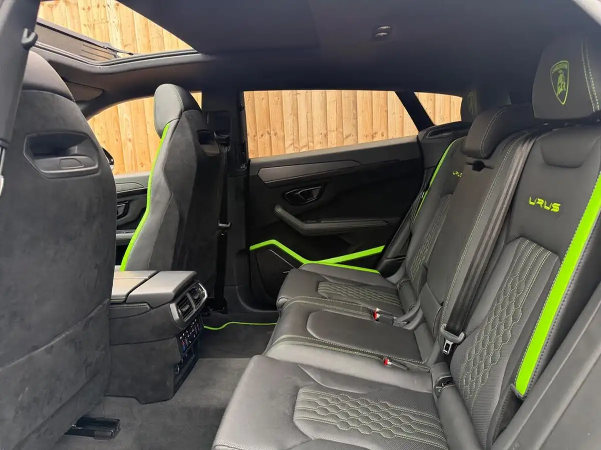 2023-lamborghini-urus-40-no-trim-big-12