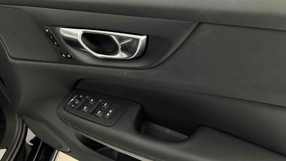 2025-volvo-v60-20-b4-plus-station-wagon-big-30