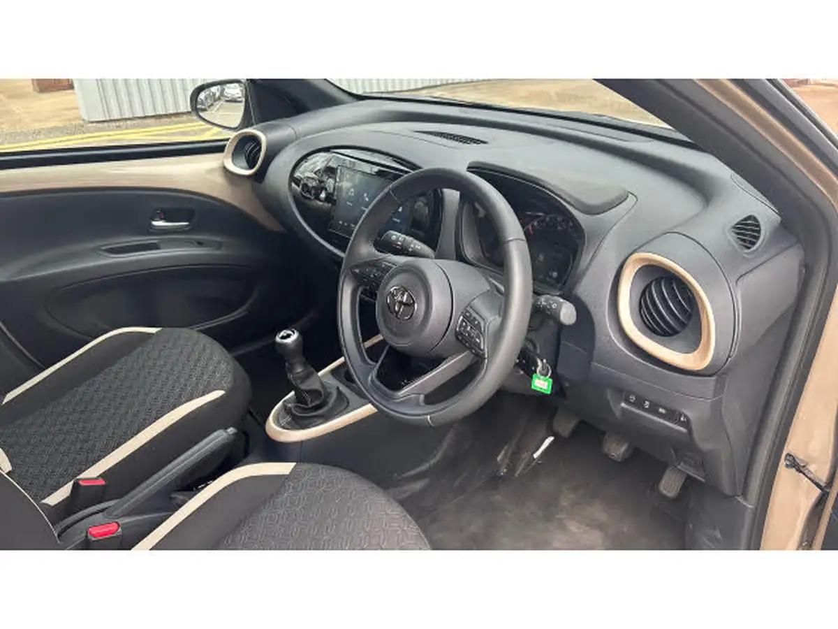 2024-toyota-aygo-x-10-vvt-i-edge-big-10