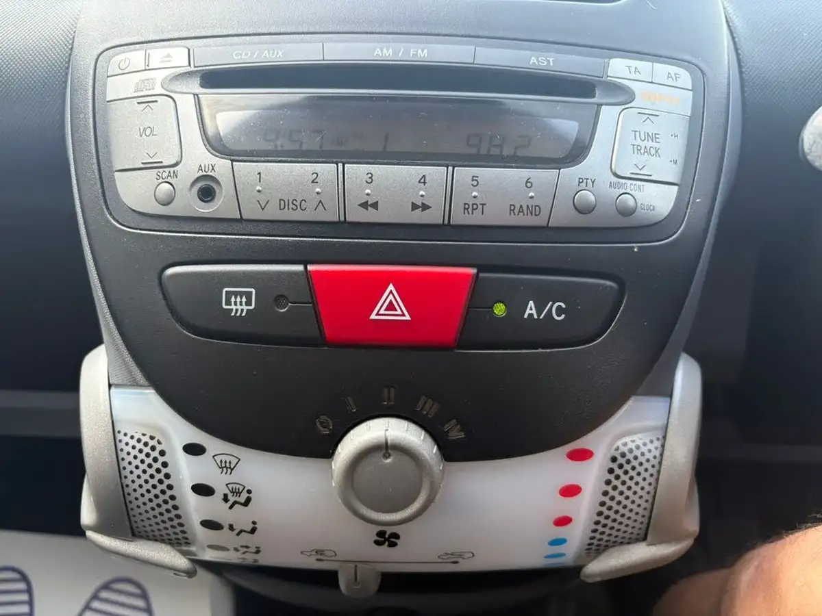 2011-citroen-c1-10-vtr-68-5d-big-17
